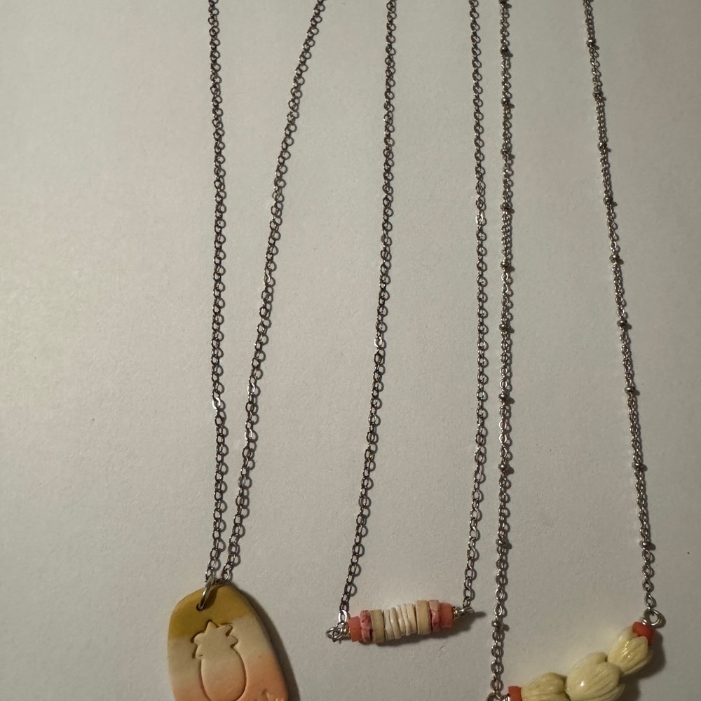 Set of 3 beachy/shell Necklaces - Picture 2 of 2